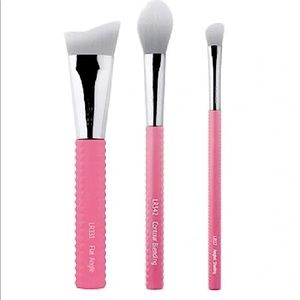 Laruce beauty 3-Piece Contour Brush Set with @Servicedbye Limited Edition Pouch